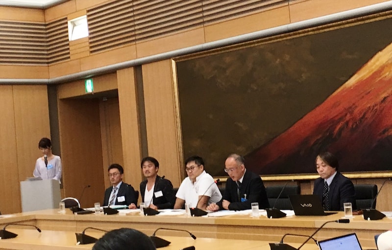 フジテレビの2017年秋改編説明会の様子。フジテレビ編成センター局次長兼編成部長・立本洋之氏（右端）と、各番組のスタッフ陣。左端は進行を務める海老原優香アナ。