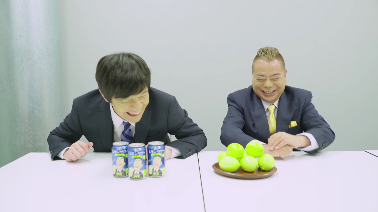 「明日のレモンサワー」と「明日のウメサワー」のCMで共演する（左から）内村光良、出川哲朗。