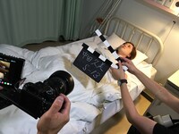 再現ドラマ撮影に臨む水卜麻美アナウンサー。(c)日本テレビ