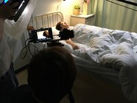 再現ドラマ撮影に臨む水卜麻美アナウンサー。(c)日本テレビ