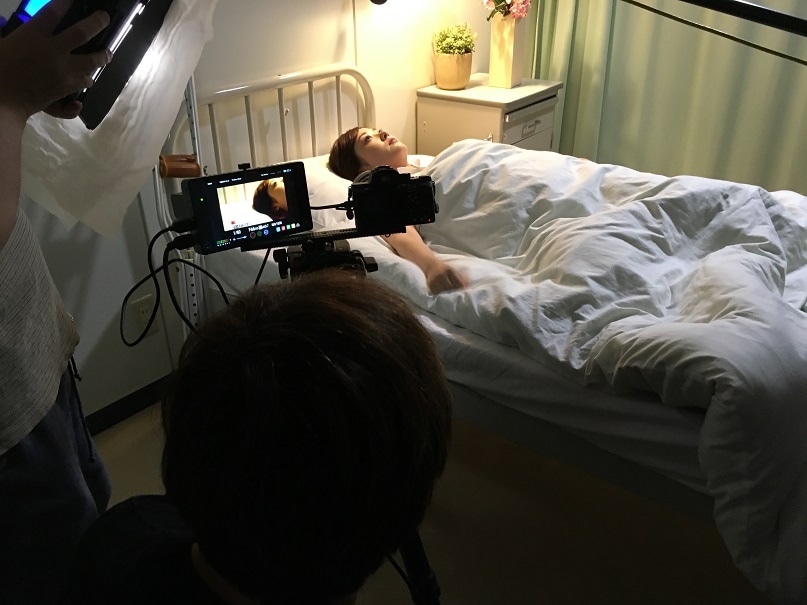 再現ドラマ撮影に臨む水卜麻美アナウンサー。(c)日本テレビ