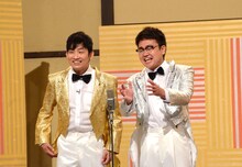 1989年を題材にした漫才を披露するNON STYLE石田（左）と銀シャリ橋本（右）。