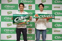 「クロレッツ新CM発表会」に出演した（左から）千原ジュニア、岡田将生。