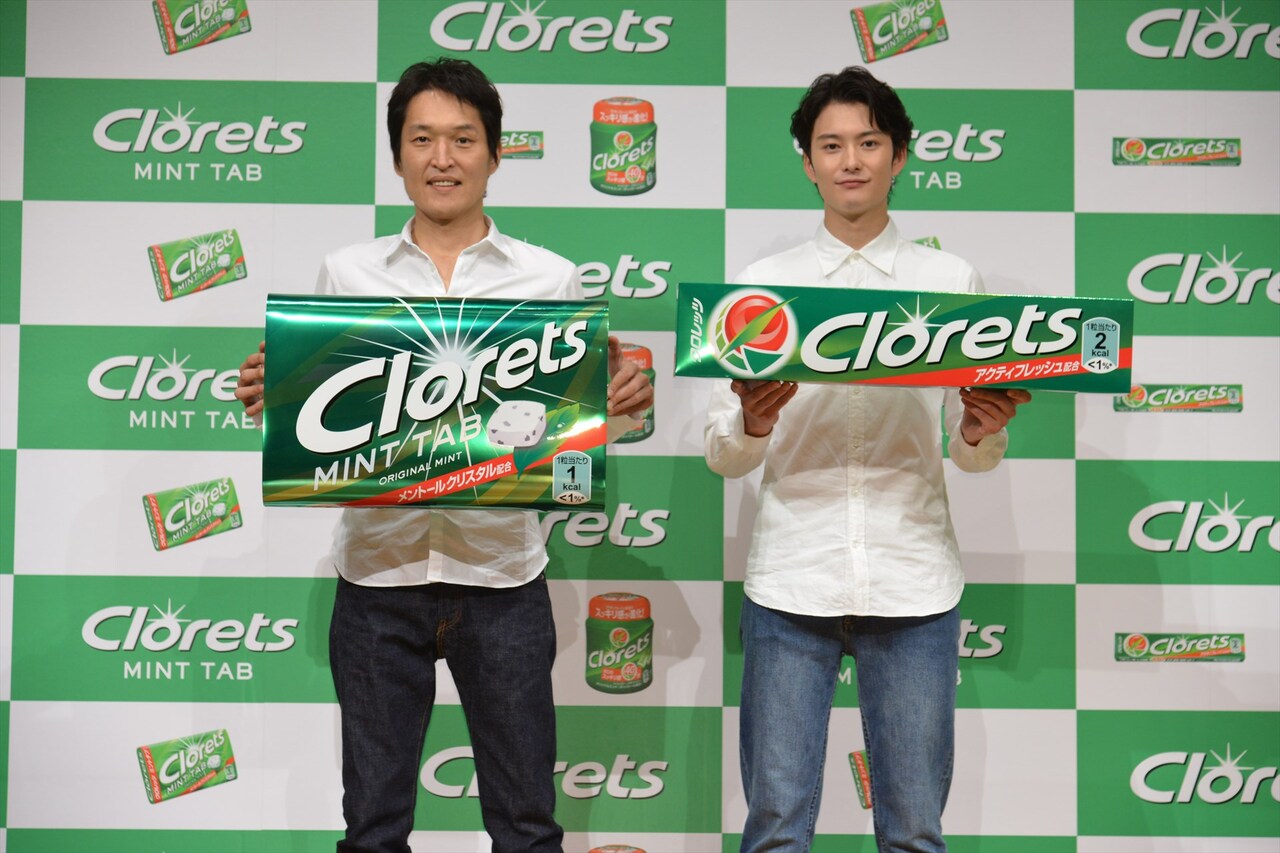 「クロレッツ新CM発表会」に出演した（左から）千原ジュニア、岡田将生。