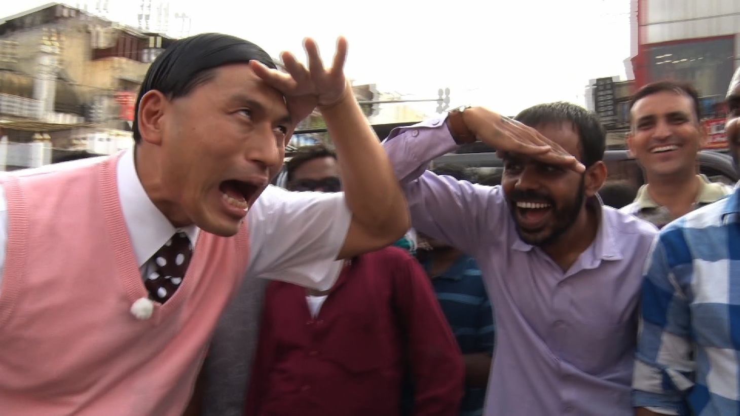 「有吉弘行のダレトク!?」でインドを訪れるオードリー春日（左）。(c)関西テレビ