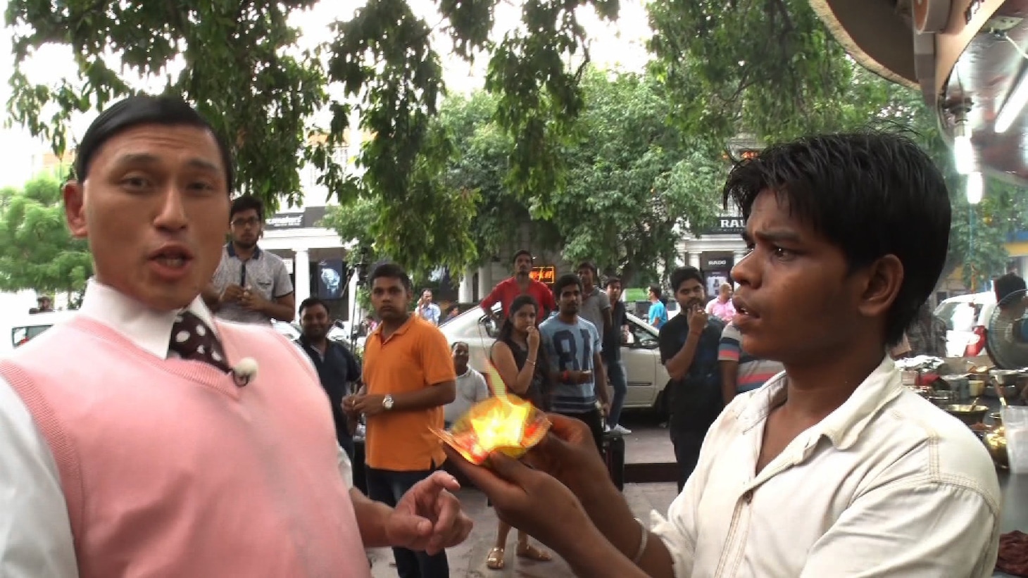 火をつけたまま口に入れる嗜好品「ファイアーパーン」を体験するオードリー春日（左）。(c)関西テレビ