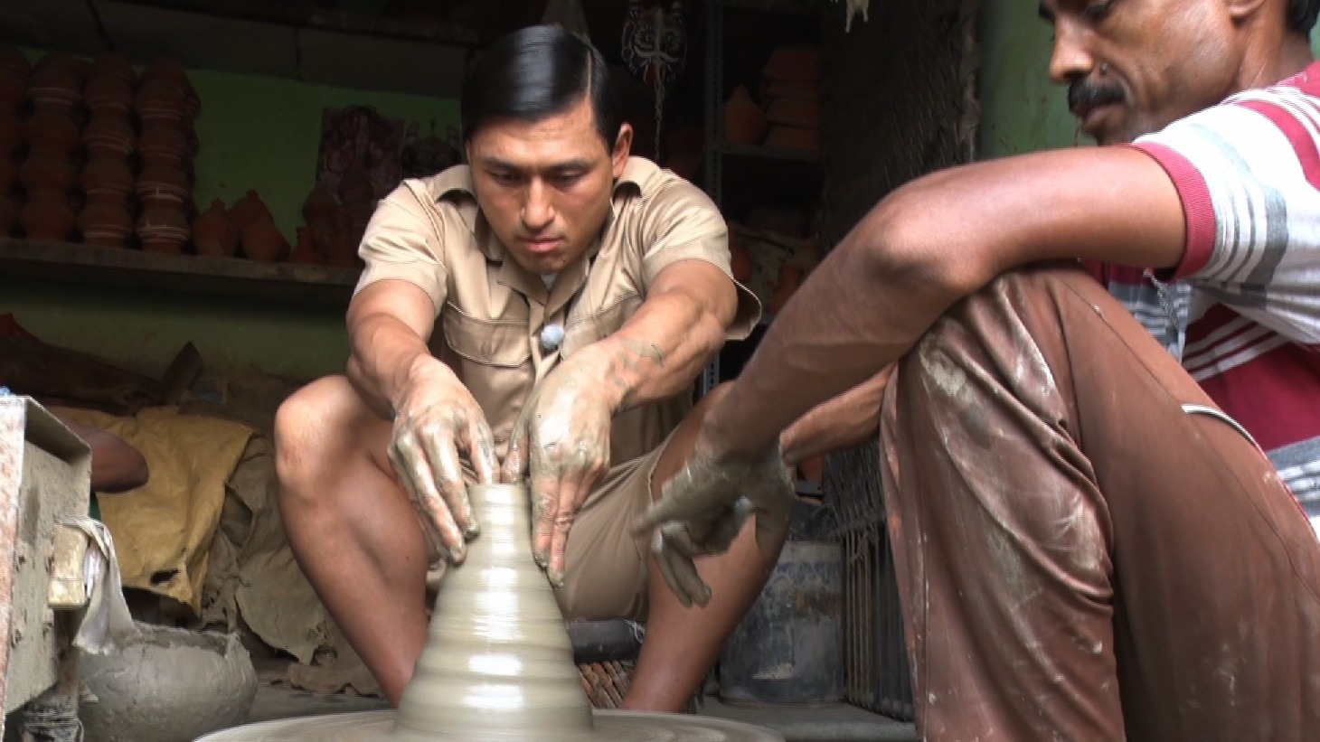 ろくろを回すオードリー春日。(c)関西テレビ
