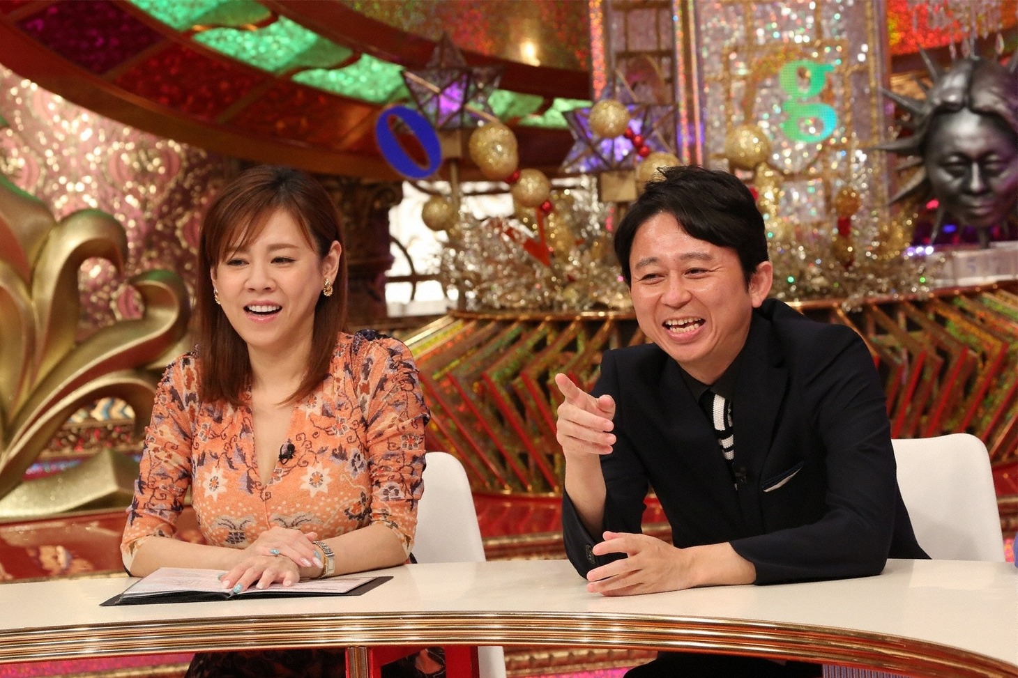 （左から）高橋真麻、有吉弘行。(c)関西テレビ