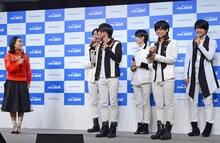 左からイモトアヤコ、MAG!C☆PRINCE。