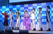 CMソングを歌う八代亜紀（中央）。イモトアヤコとMAG!C☆PRINCEが合いの手で盛り上げた。