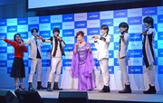 CMソングを歌う八代亜紀(中央)。イモトアヤコとMAG!C☆PRINCEが合いの手で盛り上げた。