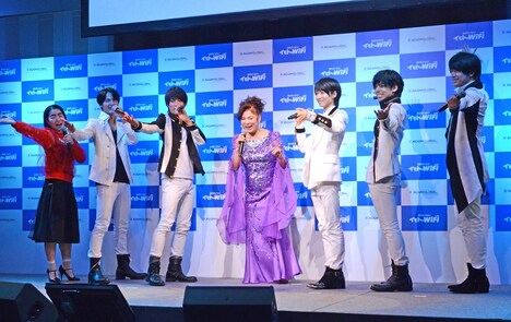 CMソングを歌う八代亜紀(中央)。イモトアヤコとMAG!C☆PRINCEが合いの手で盛り上げた。
