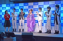 CMソングを歌う八代亜紀（中央）。イモトアヤコとMAG!C☆PRINCEが合いの手で盛り上げた。