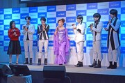 CMソングを歌う八代亜紀(中央)。イモトアヤコとMAG!C☆PRINCEが合いの手で盛り上げた。