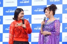 左からイモトアヤコ、八代亜紀。