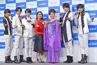 「イモトのWiFi」新CM発表会の登壇者たち。