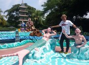 シンガポールを旅する千原せいじ。(c)読売テレビ