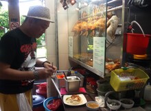 シンガポールを旅する千原せいじ。(c)読売テレビ