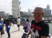 シンガポールを旅する千原せいじ。(c)読売テレビ