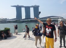 シンガポールを旅する千原せいじ。(c)読売テレビ