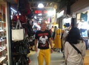 シンガポールを旅する千原せいじ。(c)読売テレビ