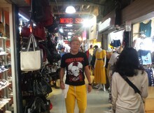 シンガポールを旅する千原せいじ。(c)読売テレビ