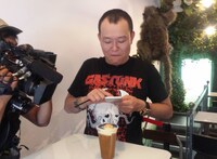 シンガポールを旅する千原せいじ。(c)読売テレビ