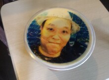 客の顔を描いたドリンクを提供する「セルフィーカフェ」にて。千原せいじの顔が描かれたドリンク。(c)読売テレビ