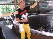 海老を釣った千原せいじ。(c)読売テレビ