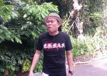 シンガポール植物園を訪れた千原せいじ。(c)読売テレビ