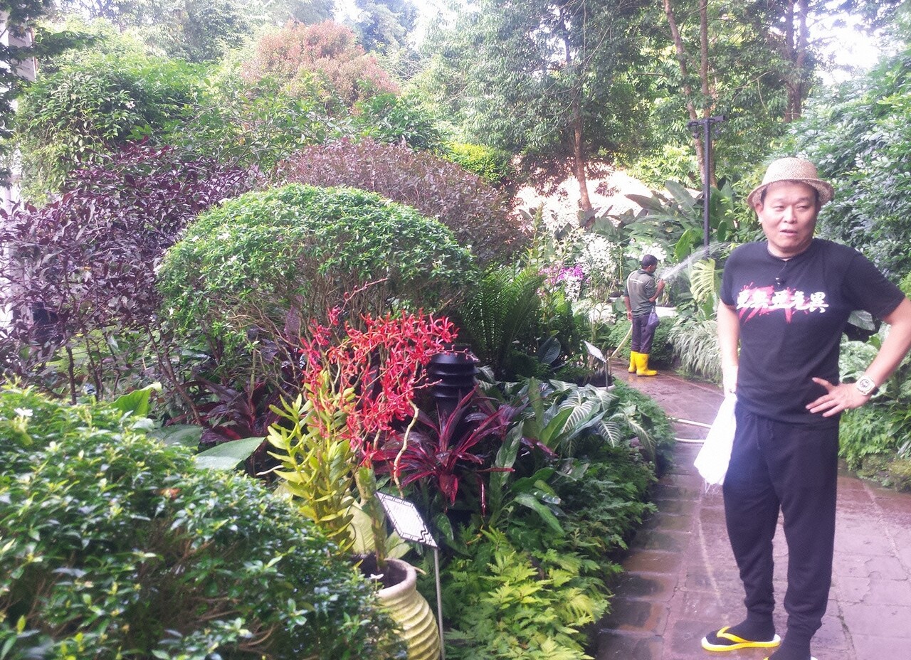 シンガポール植物園を訪れた千原せいじ。(c)読売テレビ