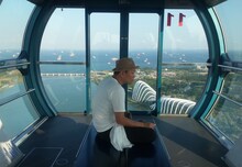 シンガポールを旅する千原せいじ。(c)読売テレビ