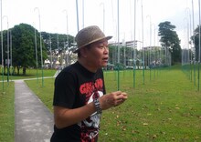 シンガポールを旅する千原せいじ。(c)読売テレビ