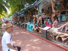 シンガポールを旅する千原せいじ。(c)読売テレビ