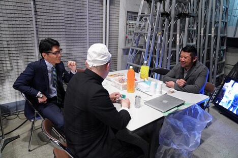 舞台裏で談笑する出演者たち。(c)日本テレビ