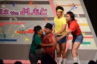 客席に乗り込もうとする極楽とんぼ山本。