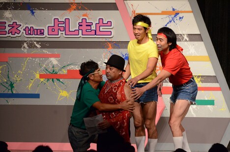 客席に乗り込もうとする極楽とんぼ山本。