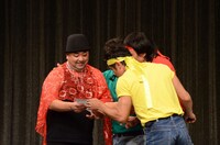 漢字が読めないキサラ先生（左）。