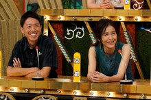 左からチュートリアル福田、杉本彩。(c)読売テレビ