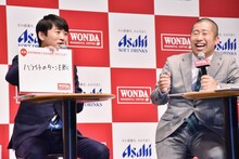 「ハライチのターン！」（TBSラジオ）のリスナーであることを熱弁する劇団ひとり（左）。