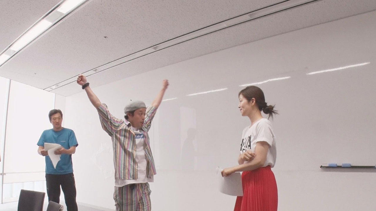 演技指導するエレキコミックやつい（中央）。