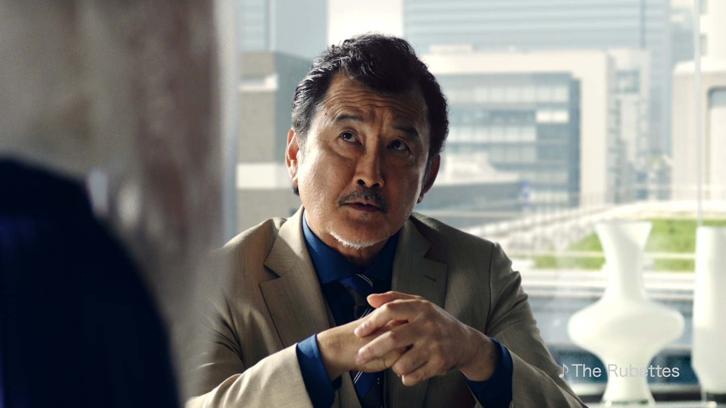 Y!mobileの新CM「英語にズキュン！」篇のワンシーン。