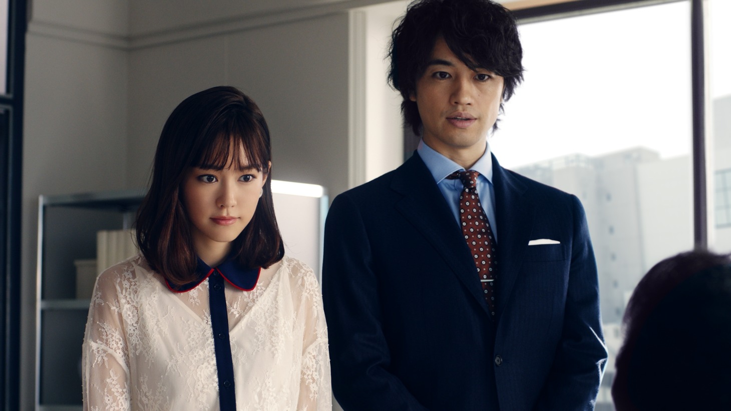 Y!mobileの新CM「英語にズキュン！」篇のワンシーン。