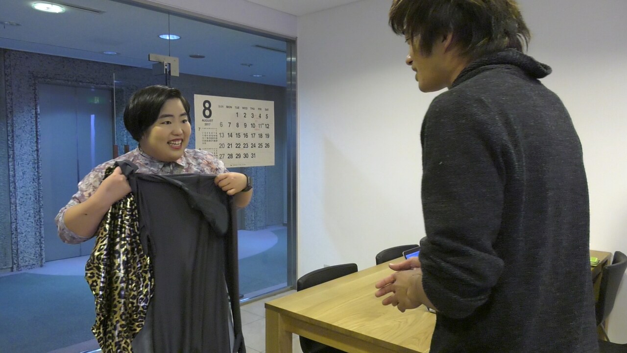 Y!mobileの新CM「英語にズキュン！」篇のアフレコに臨むゆりやんレトリィバァ。