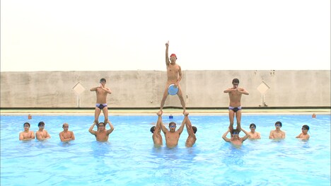 アキラ100%が男子シンクロナイズドスイミングに挑むワンシーン。(c)テレビ朝日