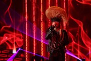 Toshl（X JAPAN）のモノマネを披露する、亀田大毅。(c)フジテレビ