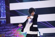 三浦大知のモノマネを披露する、加藤諒。(c)フジテレビ