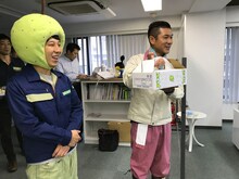 ナタリーを訪問した加藤アプリと笑い飯・哲夫（左から）。