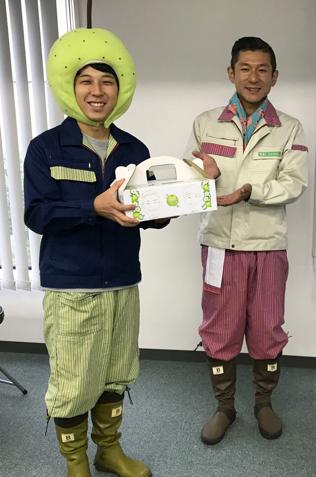 左から加藤アプリ、笑い飯・哲夫。