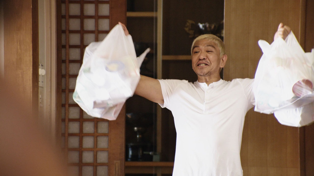 九重部屋にMARUCHAN QTTAを差し入れする松本人志。